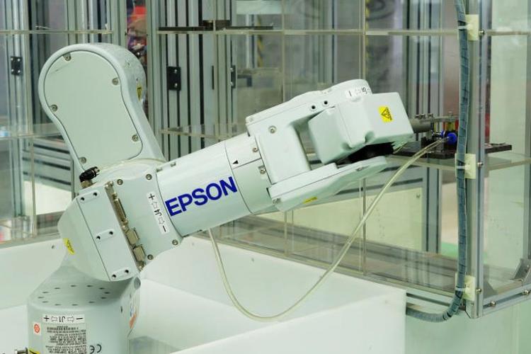 爱普生准确把握产业发展趋势,深度研发工业机器人领域新技术,为3c
